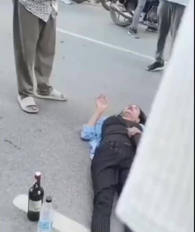 पापा की परी ने सड़क को समझा अपना घर। साईड में बोतल और सड़क पर सिगरेट के छल्ले उड़ाती हुई पापा की परी। वीडियो हो रहा जमकर वायरल, ग्रेटर नोएडा का कई दिन पहले का बताया जा रहा है वीडियो। #GreaterNoida
#uttarpadesh
#viral
#instagram