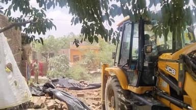दलित महिला ने लगाया बिना नोटिस घर गिराने का आरोप
यूनाइटेड भारत बारा
मनोज कुमार बिन्द
बारा, प्रयागराज। छिड़ी गांव की निवासी माला देवी ने तहसील प्रशासन पर बिना नोटिस और सुनवाई के उनका मकान बुलडोजर से गिराने का आरोप लगाया है। पीड़िता का कहना है कि उनका परिवार कई पीढ़ियों से उक्त भूमि पर रह रहा था। 20 जून को संपूर्ण समाधान दिवस में शिकायत करने के बावजूद सुनवाई नहीं हुई। महिला ने कार्रवाई को अवैध बताते हुए जांच, मुआवजा और दोषियों पर कार्रवाई की मांग की है। मामले में प्रशासन का पक्ष सामने आना बाकी है।
#prayagraj #DM
#Police #prayagraj #mamle #ko #nipaksh #jaanch #karaya #jaaye