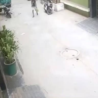 एक मासूम बच्चे द्वारा 'अंकल अंकल' चिल्लाने के बावजूद गौ माता ने उसे नहीं छोड़ा, देखें वायरल वीडियो
#viralvideo #viral #viralpost #trending #viralvideos #explorepage #viralreels #explore #fyp #