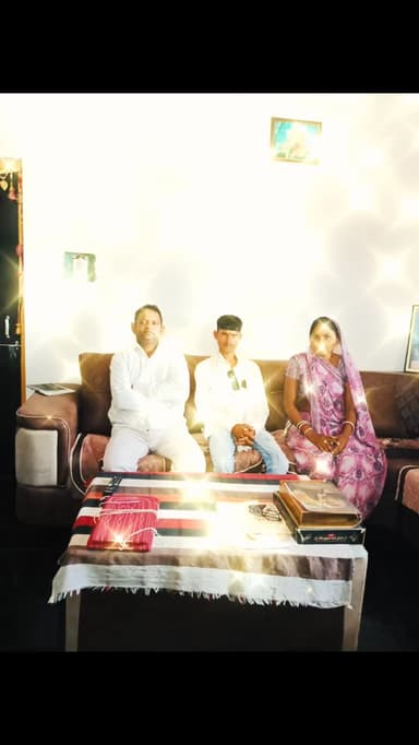 भारत आदिवासी पार्टी का साथ छोड़कर के युवा जुड़ रहे हैं पुनः कांग्रेस में।
युवाओं को कहना है कि वहां पर दम घुट रहा है
चारों तरफ अंधेरा ही अंधेरा नजर आ रहा है
एक दूसरे की बुराई के सिवाय कुछ नहीं है,
कोई काम नहीं हो रहा है फोन करते हैं कोई नेता उठाता नहीं है, शिक्षा की कोई बात नहीं हो रही है
रोजगार की बात कोई करने के लिए तैयार नहीं है
आमजन की समस्या के लिए कोई बोलने के लिए तैयार नहीं है
तो फिर ऐसी पार्टी का क्या मतलब
यह युवाओं का कहना है मेरा नहीं
तो इस तरह से अब युवा धीरे-धीरे ही सही पर जहरीली जातिवादी और धर्मवादी विचारधाराओं को समझने लगे हैं और उनसे दूर होने लगे हैं --समाज सेवी दिनेश चंद्र अहारी धन्यवाद।।