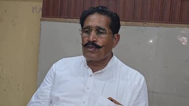 नवल किशोर खुद ने अतिक्रमण कर कमरों को शराब का अड्डा बना रखा हैं-खेराज प्रजापत।