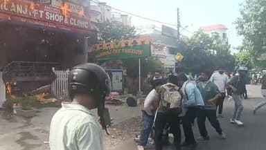 लखनऊ : (अलीगंज) के पुरनिया इलाके में एक दुकान में भीषण आग लगने से हड़कंप मच गया*
आग लगते ही पूरे क्षेत्र में अफरा-तफरी का माहौल बन गया। बताया जा रहा है कि दुकान के ऊपर कोचिंग संचालित हो रही थी, जहां मौजूद छात्र-छात्राएं आग और धुएं के बीच फंस गए।
जान बचाने के लिए कई लोगों को छज्जों और छतों से कूदना पड़ा। आग की लपटों और घने धुएं ने पूरी इमारत को अपनी चपेट में ले लिया। स्थानीय लोगों ने साहस दिखाते हुए राहत और बचाव कार्य में सहयोग किया।
सूचना मिलते ही दमकल विभाग और पुलिस की कई टीमें मौके पर पहुंच गईं। फंसे हुए लोगों को सुरक्षित निकालने और आग पर काबू पाने का प्रयास लगातार जारी है।