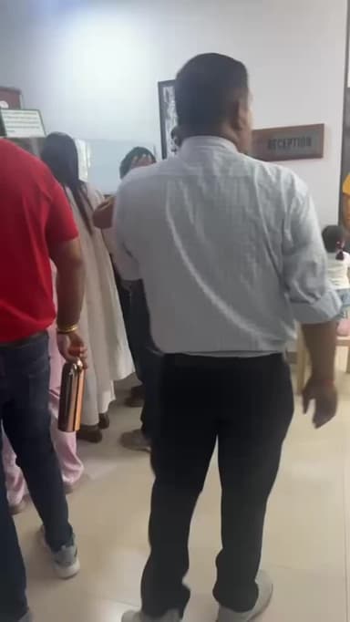 इंदौर के शिशुकुंज स्कूल का मामला, सैकड़ो बच्चे पड़े बीमार, अभिभावक पहुंचे स्कूल