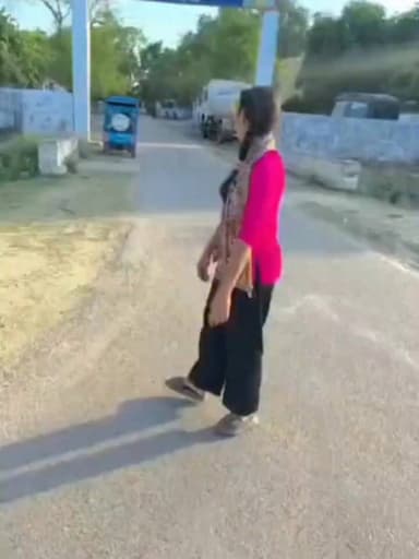 📍थाने के सामने बनी रील, उठे कई सवाल…
जब कानून की चौखट पर ही बेखौफ दिखे युवा, तो निगरानी व्यवस्था पर सवाल उठना लाज़िमी है। #Gajner #ViralReel #PoliceMonitoring