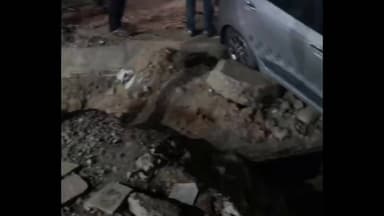 गंज में"सावधानी बोर्ड नहीं, सुरक्षा के इंतजाम नदारद: रोड़ नाली निर्माण स्थल पर बाल-बाल बचे यात्री"मची अफरा-तफरी"
गंज क्षेत्र में नगर पालिका की बड़ी लापरवाही सामने आई है। रविवार रात करीब 8 बजे रोड और नाली निर्माण कार्य के दौरान सुरक्षा मानकों की अनदेखी के कारण एक बड़ा हादसा होते-होते टल गया।
प्रत्यक्षदर्शियों के मुताबिक, निर्माण स्थल पर न तो कोई चेतावनी बोर्ड लगाया गया था और न ही बैरिकेडिंग की व्यवस्था की गई थी। इसी दौरान वहां से गुजर रही एक गाड़ी अचानक अनियंत्रित हो गई। गनीमत रही कि चालक ने समय रहते वाहन पर नियंत्रण पा लिया और यात्री बाल-बाल बच गए।
स्थानीय लोगों का आरोप है कि नगर पालिका द्वारा चलाए जा रहे निर्माण कार्यों में सुरक्षा नियमों की लगातार अनदेखी की जा रही है। सवाल यह है कि अगर इस लापरवाही के कारण कोई बड़ी जनहानि हो जाती, तो इसकी जिम्मेदारी कौन लेता?
फिलहाल, इस घटना ने नगर पालिका की कार्यप्रणाली और निर्माण स्थलों पर सुरक्षा इंतजामों को लेकर गंभीर सवाल खड़े कर दिए हैं। अब देखना होगा कि जिम्मेदार अधिकारियों पर क्या कार्रवाई होती है।