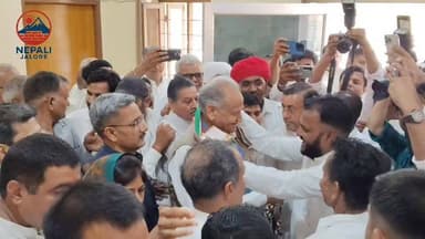 जालोर के सर्किट हाउस में कांग्रेस कार्यकर्ताओं से मुलाकात
करते पूर्व मुख्यमंत्री अशोक गहलोत...
