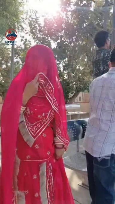 लोको-पायलट बन पहली बार नई ट्रेन लेकर पहुंचा अपने शहर : माता-पिता और बहन ने माला पहनाकर किया स्वागत। नई शुरू हुई बीकानेर-साबरमती दैनिक एक्सप्रेस ट्रेन रविवार को जब पहली बार जालोर रेलवे स्टेशन पहुंची, तो यह पल जालोर के एक परिवार के लिए खास बन गया। ट्रेन को चला रहे लोको पायलट तेज कुमार अपने गृह जिले पहुंचे तो स्टेशन पर मौजूद माता-पिता और परिजनों ने उनका स्वागत किया। परिजनों ने माला और साफा पहनाकर खुशी जताई। नई ट्रेन सेवा शुरू होने के साथ जालोर के लोगों के लिए यह भावुक और गौरव का पल रहा।