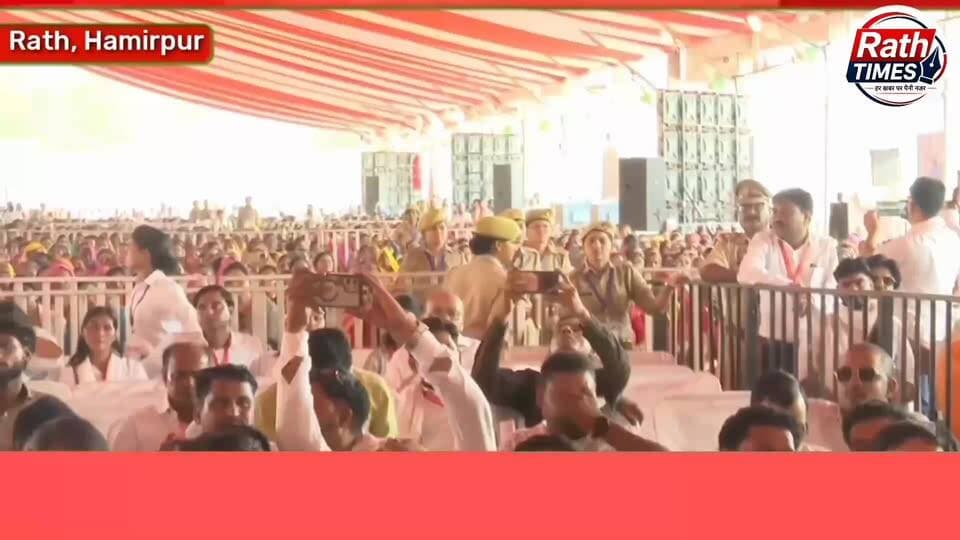 #राठ विधायक मनीषा अनुरागी ने सीएम को याद दिलाया स्वामी ब्रह्मानंद यूनिवर्सिटी का वादा
राठ (हमीरपुर) में आयोजित कार्यक्रम के दौरान विधायक मनीषा अनुरागी ने मुख्यमंत्री योगी आदित्यनाथ के सामने क्षेत्र के विकास से जुड़े कई अहम मुद्दे जोरदार तरीके से उठाए।
👉 विधायक ने वर्ष 2022 के चुनाव के दौरान किए गए वादे की याद दिलाते हुए कहा कि शिक्षा की अलख जगाने वाले संत स्वामी ब्रह्मानंद के महाविद्यालय को विश्वविद्यालय का दर्जा दिलाया जाए। साथ ही उनके नाम पर एक भव्य संग्रहालय बनाने की मांग भी रखी।
🏥 स्वास्थ्य सेवाओं पर भी उठाए सवाल
विधायक ने राठ में ट्रामा सेंटर की मांग करते हुए कहा कि उरई और झांसी की दूरी अधिक होने के कारण गंभीर मरीजों को समय पर इलाज नहीं मिल पाता।
🚌 विकास कार्यों की भी रखी मांग
- राठ डिपो के रुके कार्य को जल्द पूरा कर हाईटेक बस स्टैंड बनाया जाए
- मौदहा बांध से पेयजल योजना को जल्द पूरा कराया जाए
- मुस्करा को नगर पंचायत का दर्जा दिया जाए
- क्षेत्र में मेडिकल कॉलेज की स्थापना की जाए
💬 विधायक ने कहा कि “आपकी एक घोषणा से क्षेत्र की तकदीर और तस्वीर दोनों बदल सकती हैं” और उम्मीद जताई कि मुख्यमंत्री का यह दौरा क्षेत्र के लिए बड़ी सौगात लेकर आएगा।
📣 आपकी क्या राय है? क्या राठ में यूनिवर्सिटी और ट्रामा सेंटर बनना चाहिए? कमेंट में जरूर बताएं👇
🔁 खबर को शेयर करें ताकि आवाज सरकार तक पहुंचे
👍 ऐसी ही खबरों के लिए हमारे पेज “राठ टाइम्स” को फॉलो करें
#Rath #Hamirpur #UPNews #ManishaAnuragi #YogiAdityanath #Bundelkhand #Development #BreakingNews #Education #Health #RathTimes