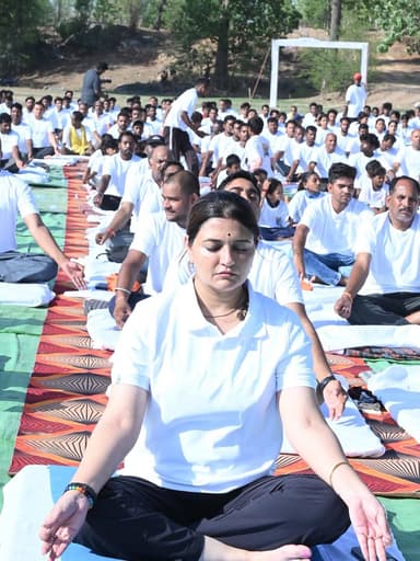 अंतर्राष्ट्रीय योग दिवस पर विधायक श्रीमती भावना बोहरा के नेतृत्व में वनांचल ग्राम भैंसाओदार में सैकड़ों लोगों ने सामूहिक योगाभ्यास कर स्वस्थ जीवन का संदेश दिया।
कार्यक्रम में इंडिया गॉट टैलेंट विजेता अबूझमाड़ मल्लखंब टीम ने आकर्षक प्रस्तुति दी, जबकि विधायक ने योग को स्वस्थ और संतुलित जीवन का आधार बताया।
#internationalyogaday🧘🏻♀️