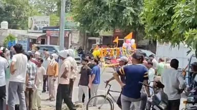 #अलीगढ़: CM दौरे में रुका जनजीवन, अर्थी भी फंसी
अलीगढ़ में मुख्यमंत्री के दौरे के दौरान सुरक्षा व्यवस्था के चलते कई सड़कों पर आवागमन रोक दिया गया। तेज धूप में सैकड़ों राहगीर सड़क खुलने का इंतजार करते रहे। इसी दौरान मोक्षधाम जा रही एक अर्थी भी लंबे समय तक जाम में फंसी रही, जिसका वीडियो सोशल मीडिया पर चर्चा का विषय बना हुआ है।
#Aligarh #CMVisit #TrafficJam #ViralVideo #UPNews #BreakingNews #RoadBlock #PublicTrouble #YogiAdityanath #UttarPradesh #ViralNews #HindiNews #TrendingNow #NewsUpdate #AligarhNews