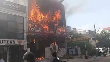 लखनऊ में लाइब्रेरी में आग लगी। कई छात्र छात्रा ऊपर से ही कूदे। बचाव राहत कार्य जारी है। #Lucknow #viralvídeo