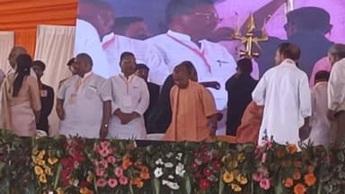 फिरोजाबाद मंच पर पहुंचे CM योगी आदित्यनाथ हाथ हिलाकर अभिवादन स्वीकार किया।
मंच पर पहुंचते ही भाजपा नेताओं ने मुख्यमंत्री योगी आदित्यनाथ का किया जोरदार स्वागत।
सदर विधायक मनीष असीजा पोडियम से लगा रहे नारे, देखो देखो कौन आया शेर आया शेर आया के नारों से गूंजा कार्यक्रम स्थल।