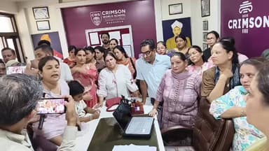 किच्छा रोड़ स्थित क्रिमसन वर्ल्ड स्कूल बं#द होने के निर्णय के बाद स्कूल में हंगामा