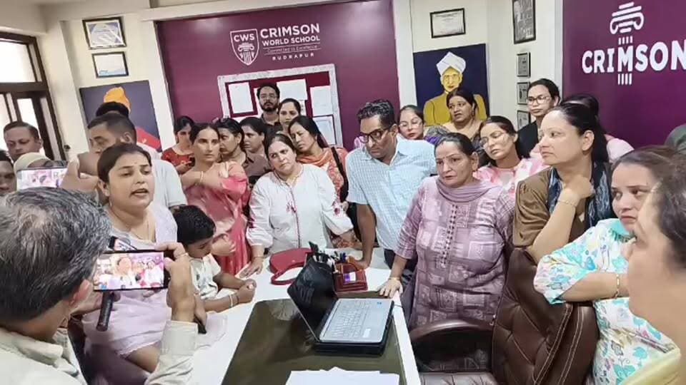 किच्छा रोड़ स्थित क्रिमसन वर्ल्ड स्कूल बं#द होने के निर्णय के बाद स्कूल में हंगामा