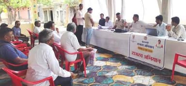 राजस्व महा अभियान के तहत ग्राम धनेरियाकला में संयुक्त शिविर सम्पन्न
================================
कलेक्टर श्री हिमांशु चंद्रा के निर्देशन में राजस्व प्रकरणों के त्वरित निराकरण विशेष #राजस्व_महा_अभियान के आयोजित किया जा रहा है। इसके तहत सोमवार को ग्राम धनेरियाकला में संयुक्त शिविर का आयोजित किया गया।
शिविर में तहसीलदार श्री संजय मालवीय, थाना प्रभारी बघाना श्री आर.एस.डांगी, पंचायत एवं सेवा सहकारी संस्था के कर्मचारियों ने राजस्व अमले के साथ मिलकर ग्रामीणों की समस्याएं सुनीं। शिविर में अतिक्रमण, रास्ता विवाद, पीएम किसान, रजिस्ट्री एवं ई.के.वाई.सी. से संबंधित प्रकरणों का निराकरण किया गया।
संयुक्त शिविर से ग्रामीणों को एक ही स्थान पर राजस्व एवं पुलिस संबंधी सेवाएं उपलब्ध हुईं, जिससे नागरिकों को त्वरित राहत मिली है।
#Neemuch
Mera Neemuch
Panchayat, Rural Development and Social Welfare Department of Madhya Pradesh
Department Of Revenue, Madhya Pradesh
Jansampark Madhya Pradesh