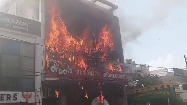#उत्तर प्रदेश : लखनऊ में लाइब्रेरी में आग लगी। कई छात्र ऊपर से ही कूदे। राहत बचाव कार्य जारी है,देखिए लाईव अपडेट