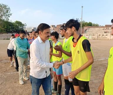 खिलाड़ियों में दिखा उत्साह, फुटबॉल समर लीग का शुभारंभ
धौलपुर, जिला फुटबॉल संघ धौलपुर द्वारा आयोजित फुटबॉल समर लीग टूर्नामेंट का शुभारंभ आज बड़ी फील्ड, धौलपुर में हर्षोल्लास के साथ हुआ। मुख्य अतिथि प्रशांत हुंडावाल(प्रिंस), समाज सेवी एवं पूर्व अध्यक्ष धौलपुर बार एसोसिएशन, तथा विशिष्ट अतिथि अनूप अस्थाना, अध्यक्ष बेसबॉल सॉफ्टबॉल फेडरेशन ऑफ इंडिया, और जाकिर हुसैन, कोषाध्यक्ष राजस्थान बैडमिंटन संघ ने खिलाड़ियों से परिचय प्राप्त कर खेल भावना का संदेश देते हुए टूर्नामेंट का उद्घाटन किया।
मुख्य अतिथि प्रशांत हुंडावाल(प्रिंस )ने खिलाड़ियों को संबोधित करते हुए कहा कि खेल केवल मनोरंजन का साधन नहीं, बल्कि युवाओं के सर्वांगीण विकास की मजबूत नींव है। खेल के मैदान पर ही अनुशासन, समय की पाबंदी, धैर्य और नेतृत्व क्षमता जैसे जीवन के महत्वपूर्ण गुण पनपते हैं। प्रशांत हुंडावाल(प्रिंस )ने कहा कि जब खिलाड़ी टीम बनाकर खेलता है तो उसमें आपसी समन्वय, विश्वास और जिम्मेदारी की भावना विकसित होती है, जो आगे चलकर जीवन के हर क्षेत्र में काम आती है। प्रशांत हुंडावाल ने कहा कि हार से निराश न हों और जीत पर अहंकार न करें, क्योंकि असली पहचान चरित्र से बनती है। उन्होंने कहा कि धौलपुर की धरती खेल प्रतिभाओं से भरी है, जरूरत है तो सिर्फ सही दिशा और मेहनत की। उन्होंने सभी खिलाड़ियों से आह्वान किया कि वे सच्ची खेल भावना के साथ मैदान में उतरें, कड़ी मेहनत करें और अनुशासन बनाए रखें। उन्होंने विश्वास जताया कि इस टूर्नामेंट से निकली प्रतिभाएं न केवल जिले बल्कि प्रदेश और देश का नाम भी रोशन करेंगी।
विशिष्ट अतिथि अनूप अस्थाना ने कहा कि ऐसे आयोजन युवाओं को अपनी प्रतिभा दिखाने का सशक्त मंच प्रदान करते हैं। ये न केवल शारीरिक फिटनेस बढ़ाते हैं बल्कि युवाओं को स्वस्थ, सकारात्मक और नशामुक्त जीवनशैली अपनाने के लिए भी प्रेरित करते हैं।
इस अवसर पर जिला फुटबॉल संघ के अध्यक्ष गुरमीत मान, सचिव संदीप राणा, फुटबॉल कोच असलम खान और सभी टीम मालिकों तथा खिलाड़ियों ने अतिथियों का सम्मान किया।
क्रीड़ा भारती के जिला मंत्री नीरज कुमार त्यागी ने बताया कि फुटबॉल समर लीग का उद्देश्य युवाओं में खेलों के प्रति रुचि बढ़ाना और उभरती प्रतिभाओं को सही मंच देना है। उन्होंने सभी खिलाड़ियों को शुभकामनाएं देते हुए खेल भावना बनाए रखने का आह्वान किया। टूर्नामेंट को सफल बनाने में क्रीड़ा भारती के कार्यकर्ताओं की पूरी टीम का सहयोग रहा।
कार्यक्रम में क्रीड़ा भारती के उपाध्यक्ष राजेश शर्मा, मनोज तिवारी, चन्द्रशेखर, रामेंद्र, राहुल सिंघल, सिंह राघव, संदीप शर्मा, भगवानदास, रणवीर त्यागी, आमिर हुसैन, विक्रम गहलोत, मनीष शर्मा, अजीम, अर्पित, सचिन, प्रिंस जैन, मयंक, विश्वेंद्र, दिवांशु, गुलशन, संजीव, इरफान, रोहित सहित बड़ी संख्या में खिलाड़ी एवं खेल प्रेमी उपस्थित रहे।