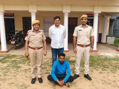 जिला पुलिस अधीक्षक करौली लोकेश सोनवाल के निर्देशन में "ऑपरेशन एंटी वायरस 2.0"अभियान के तहत आरोपी को किया गिरफ्तार -
साइबर पुलिस थाना करौली की बडी कार्यवाही को किया गया गिरफ्तार
अन्तर्राज्यीय शातिर साईबर ठग परिवादी ने ईलाज हेतु डॉ. की अपॉईन्टमेंट लेने के लिये गूगल से नम्बर लिया साईबर अपराधियो द्वारा गूगल पर अपना फेक नम्बर डालने से परिवादी से अपराधी से सम्पर्क करने पर अपराधी द्वारा अपॉईन्टमेंट के नाम पर पैसे डलवाने और ऑटीपी प्राप्त करने का प्रयास किया जब सफल नही हुआ तो मोबाईल पर डोट एपीके फाईल "TOKEN BOOK .APK" भेजकर परिवादी के मोबाईल फोन को हैग करके परिवादी रामकेश जाटव के खाते से 3,16,230 रूपये उडाये गये-
आरोपी तसनीम अंसारी पुत्र नसीम अखतर उम्र 33 साल जाति अंसारी निवासी चौरापटटी थाना हरीहरपुर गोमोह जिला धनवाद झारखण्ड को किया गया गिरफतार प्रकरण में पहले तीन आरोपियों को किया जा चुका है गिरफतार जो न्यायिक अभिरक्षा में है।
आरोपी के बैंक ऑफ इंडिया के खाते में 1,00,000 रूपये की राशि परिवादी के खाते से सीधे हुई ट्रांसफर। आरोपी की सामुहिक रूप से अवैध समूह बनाकर साईबर अपराध से सम्बन्धित 520 संगीन वारदातो में लिप्त होने वाले पूर्व गिरफतारशुदा आरोपियों से पाई गई साठगांठ ।आरोपी को प्रकरण में कढी मेहनत करके साइबर टीम द्वारा झारखण्ड से गिरफतार कर पुलिस रिमाण्ड पर लिया है।
#highlightseveryone #DholpurNews #dholpur_rajasthan #RajasthanNews #dholpur