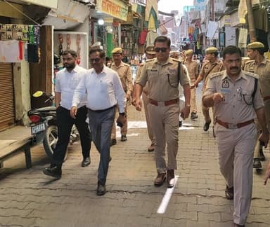 एटा– अपर पुलिस अधीक्षक एटा श्री श्वेताभ पाण्डेय एवं एडीएम प्रशासन श्री संगम लाल द्वारा कस्बा जलेसर में शनि जात को सकुशल सम्पन्न कराने के उद्वेश्य से शनि जात परिसर का भ्रमण कर सुरक्षा व्यवस्था का लिया गया जायजा, संबंधित को दिए आवश्यक दिशा निर्देश।
#UPPolice https://t.co/fLeFidkVUd
