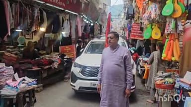 माता शूलिनी देवी मेले के आगाज हेतु 23 जून दिन मंगलवार को मां शूलिनी देवी सेवा मंडल सोलन द्वारा आयोजित होने वाले जागरण के लिए आज मंडल के सदस्य द्वारा माता शूलिनी के दरबार में विधिवत पूजा अर्चना और भजन कीर्तन के बाद माता शूलिनी से आशीर्वाद लेकर मंडल के सदस्यों ने
पंडित पूर्णानंद के साथ समाजसेवी व व्यापार मंडल के पूर्व अध्यक्ष मुकेश गुप्ता उनके परिवार के सदस्यो अर्पित ,सौरभ और मंडल के सदस्य शुभम शर्मा को बैंड बाजे के साथ ज्वाला जी से ज्योत लाने के लिए रवाना किया
ज्वाला माता की ज्योत सोलन पहुंचने के बाद अपनी दुकान पर 23 जून दिन मंगलवार को रात 8:00 बजे से शुलीनी माता मंदिर गेट के साथ वाली पार्किंग में जागरण होगा जिसमें भजन गायक अभिषेक सोनी माता का गुणगान करेंगे। 24 जून दिन बुधवार को जागरण स्थल पर ही दोपहर 12:00 बजे से विशाल भंडारे का आयोजन होगा। मंडल के सदस्यों ने आमजन से निवेदन किया है कि ज्यादा से ज्यादा संख्या में जागरण और भंडारे में पहुंच कर माता का आशीर्वाद प्राप्त करें