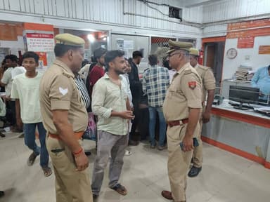 #Sp_Str @ipsCharuNigam के निर्देशन में जनपद के विभिन्न थाना क्षेत्रों में पुलिस द्वारा #बैंक_चेकिंग अभियान के साथ संदिग्ध व्यक्ति एवं वाहन चेकिंग की गई। इस दौरान बैंक परिसर के अंदर और बाहर निगरानी कर सीसीटीवी कैमरों व सुरक्षा मानकों का निरीक्षण किया गया।
#uppolice https://t.co/16J7lJdKMT
