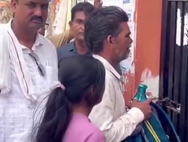💔 सिस्टम की बेरहमी ने तोड़ा पिता का सब्र, बेटी का सपना यूं रोंदा गया!
एक पिता अपनी बेटी को डॉक्टर बनाने का सपना लेकर परीक्षा केंद्र तक पहुंचा…
लेकिन कुछ मिनट की देरी ने सब कुछ खत्म कर दिया।
🙏 हाथ जोड़कर गिड़गिड़ाता रहा पिता…
🚫 लेकिन गेट नहीं खुला!
💔 आखिर सब्र टूट गया…
पिता ने गेट पर सिर पटक दिया, सड़क पर लेटकर रोने लगा…
😢 बेटी भी फूट-फूट कर रोती रही…
क्या यही है हमारा सिस्टम?
❓ जो सालों से पेपर लीक नहीं रोक पाया
❓ जो बार-बार अपनी जिम्मेदारी निभाने में फेल रहा
👉 उसे अपनी गलतियों की छूट है?
लेकिन…
एक मिनट की देरी पर बच्चों के सालों के सपनों को कुचल दिया जाता है?
ये सिर्फ अन्याय नहीं, क्रूरता है!
ये युवाओं के साथ दोहरा अत्याचार है!
कांग्रेस पार्टी से उमंग श्रृंगार ने उठाए सवाल —
“सिस्टम लगातार गलती करे तो सब माफ़,
लेकिन छात्र से छोटी सी चूक हो जाए तो उसका भविष्य साफ कर दिया जाए — ये कैसा न्याय है?”
अब सवाल सिस्टम से है —
👉 क्या इंसानियत से बड़ा नियम है?
👉 क्या मेहनत की कोई कीमत नहीं?
#Vidisha #NEET2026 #मध्यप्रदेश #भोपाल