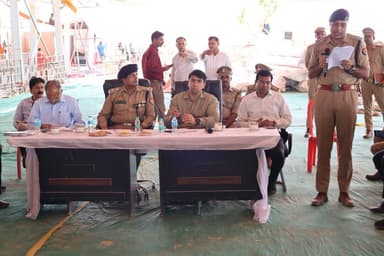 जिलाधिकारी हाथरस एवं पुलिस अधीक्षक हाथरस द्वारा मा0 मुख्यमंत्री जी के जनपद हाथरस में प्रस्तावित कार्यक्रम को शांतिपूर्वक व सफल आयोजन के दृष्टिगत कार्यक्रम स्थल की तैयारियों का निरीक्षण कर सुरक्षा व्यवस्था ड्यूटी में लगे अधिकारी/कर्मचारीगण की ब्रीफिंग कर दिये आवश्यक दिशा-निर्देश। https://t.co/ajIhGM03xf