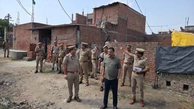 दिनांक 22.06.2026 को पुलिस उपायुक्त दक्षिण द्वारा थाना गुजैनी क्षेत्र में प्रस्तावित मुहर्रम जुलूस मार्ग, कर्बला एवं ईदगाह का स्थलीय निरीक्षण किया गया। साफ-सफाई, प्रकाश व्यवस्था, बैरिकेडिंग, यातायात एवं सुरक्षा व्यवस्था समय से सुनिश्चित करने के निर्देश दिए गए। तत्पश्चात थाना में त्यौहार रजिस्टर का निरीक्षण कर प्रभावी पुलिसिंग एवं सतर्कता हेतु निर्देशित किया गया।
@Uppolice
#LawAndOrder #PoliceInspection #PeacefulCelebration