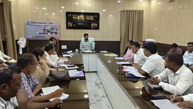 जिले के सभी तकनीकी पदाधिकारियों की मासिक समीक्षा बैठक आज डीएम, मुंगेर की अध्यक्षता में आयोजित हुई। विभिन्न विभागों द्वारा संचालित विकासात्मक योजनाओं की प्रगति की समीक्षा की गई। पुल निर्माण के ए.ई. द्वारा योजना की अधूरी जानकारी देने पर उनके वेतन स्थगन एवं शोकॉज़ का निदेश दिया गया। https://t.co/K3rcffiixh