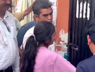 मध्यप्रदेश विदिशा में री-नीट की लड़कियों का हाल देख लो। बायोमेट्रिक नहीं मिला, एडमिट कार्ड गड़बड़... गेट पर माँ-बाप हाथ जोड़ रहे हैं, बच्चियाँ रो रही हैं। सालों की मेहनत, परिवार की कुर्बानी सब पानी में।
ये है सिस्टम की हालत पेपर लीक, फिर री-एग्जाम। #neetexam #paperleek #newsupdate #news #bidisa #railways