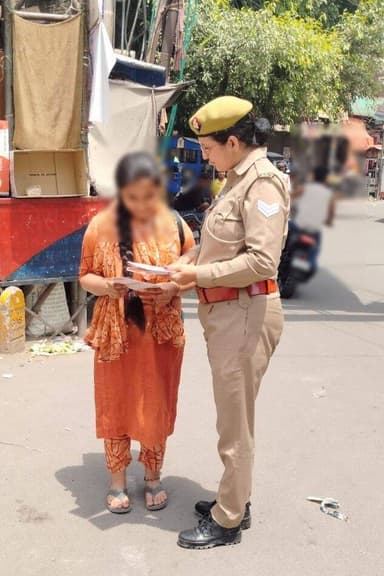 #SSP @moradabadpolice के निर्देशन में थाना नागफनी पुलिस द्वारा #MissionShakti5 अभियान फेज-5 के तहत थाना क्षेत्रा0 भ्रमणशील रहकर महिलाओ/बालिकाओ को हे0नं0- 1090,112,181,1098,1930,1076 से प्राप्त होने वाली सुविधाओ आदि के बारे मे जागरूक किया गया।
#नारी_सुरक्षा_सम्मान_स्वावलंबन https://t.co/KDFRHPeVPa