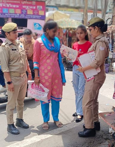 #SSP @moradabadpolice के निर्देशन में थाना कोतवाली पुलिस द्वारा #MissionShakti5 अभियान फेज-5 के तहत थाना क्षेत्रा0 भ्रमणशील रहकर महिलाओ/बालिकाओ को हे0नं0- 1090,112,181,1098,1930,1076 से प्राप्त होने वाली सुविधाओ आदि के बारे मे जागरूक किया गया।
#नारी_सुरक्षा_सम्मान_स्वावलंबन https://t.co/hdJuV5mbH2