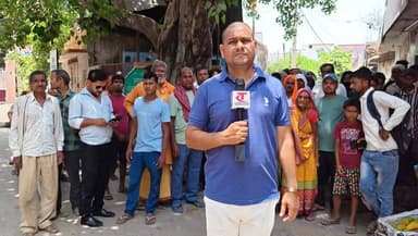 किसान को गोली मारने से सनसनी, जमीन विवाद समेत कई पहलुओं पर जांच में जुटी पुलिस
.
#हरदोई। बेनीगंज कोतवाली क्षेत्र के धरौली झाला गांव निवासी किसान पलविंदर सिंह को रविवार रात गोली मारकर गंभीर रूप से घायल कर दिए जाने की घटना से इलाके में हड़कंप मच गया। घायल किसान को पहले सीएचसी कोथावां और बाद में गंभीर हालत में ट्रॉमा सेंटर रेफर किया गया, जहां उनका उपचार जारी है।
जानकारी के अनुसार पलविंदर सिंह रविवार रात करीब आठ बजे अटवा गांव जाने के लिए घर से निकले थे। इसी दौरान रास्ते में उन्हें गोली लग गई। घटना की सूचना मिलते ही पुलिस मौके पर पहुंची और घायल को अस्पताल भिजवाया। घटना की गंभीरता को देखते हुए पुलिस अधीक्षक अशोक कुमार मीणा, क्षेत्राधिकारी हरियांवा तथा अपर पुलिस अधीक्षक मार्तंड प्रकाश सिंह ने घटनास्थल का निरीक्षण कर जांच शुरू कर दी। प्रारंभिक जांच में जमीन विवाद की आशंका जताई जा रही है, हालांकि पुलिस अन्य सभी पहलुओं को भी खंगाल रही है।
उधर, धरौली गांव के बड़ी संख्या में ग्रामीण बेनीगंज कोतवाली पहुंचे और गांव निवासी रामशंकर विश्वकर्मा को निर्दोष बताते हुए निष्पक्ष जांच की मांग की। ग्रामीणों का कहना है कि घटना के समय रामशंकर गांव की एक दुकान पर मौजूद थे और कई लोग उनके साथ बैठे हुए थे। रामशंकर की पत्नी सुशीला देवी ने भी अपने पति को बेगुनाह बताते हुए आरोप लगाया कि उन्हें झूठे मुकदमे में फंसाने का प्रयास किया जा रहा है। वहीं कुछ स्थानीय लोगों ने दावा किया कि उन्होंने गोली चलने की आवाज नहीं सुनी और बाद में पुलिस पहुंचने पर घटना की जानकारी हुई।
मामले में एक और पहलू तब सामने आया जब जांच के दौरान पता चला कि पलविंदर सिंह घर से अटवा स्थित चक्की पर आटा लेने जाने की बात कहकर निकले थे, जबकि चक्की के रिकॉर्ड में हाल के दिनों में उनके द्वारा गेहूं पिसाने का कोई विवरण नहीं मिला। इससे घटना को लेकर कई तरह की चर्चाएं शुरू हो गई हैं। फिलहाल पुलिस सभी तथ्यों, साक्ष्यों और बयानों के आधार पर जांच कर रही है। अधिकारियों का कहना है कि जांच पूरी होने के बाद ही घटना की वास्तविक वजह स्पष्ट हो सकेगी। गांव में तनावपूर्ण माहौल को देखते हुए पुलिस सतर्कता बरत रही है।
#रिपोर्ट: पुनीत मिश्रा / द टेलीकास्ट न्यूज़