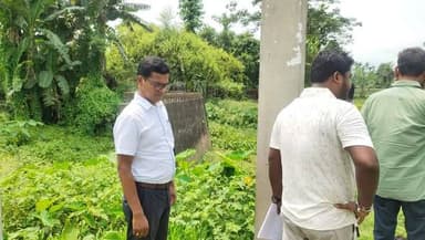 ২৫ বছৰৰ অপেক্ষাৰ অন্তত পুনৰ নিৰ্মাণ হ’ব হাঁহচৰা বড়ীৰ পকী দলং
২০০১ চনত ব্ৰহ্মপুত্ৰ নদীৰ ভয়ংকৰ বানপানীয়ে উৰুৱাই নিয়া নগাঁও–ভূৰাগাঁও গড়কাপ্তানী পথৰ হাঁহচৰা বড়ীৰ ৩৭/১ নম্বৰৰ পকী দলংখন অৱশেষত পুনৰ নিৰ্মাণৰ দিশে আগবাঢ়িছে। প্ৰায় ২৫ বছৰৰ দীঘলীয়া অপেক্ষাৰ অন্তত অসম চৰকাৰৰ উদ্যোগত আৰু বিশ্ব বেংকৰ অৰ্থ সাহায্যত এই গুৰুত্বপূৰ্ণ দলংখন নিৰ্মাণৰ প্ৰস্তুতি আৰম্ভ হৈছে।প্ৰায় ৬০ মিটাৰ দৈৰ্ঘ্যৰ এই দলংখন নিৰ্মাণৰ বাবে বিশ্ব বেংকে ইতিমধ্যে প্ৰয়োজনীয় ধন অনুমোদন কৰিছে। মৰিগাঁও লোক নিৰ্মাণ বিভাগৰ কাৰ্যবাহী অভিযন্তাৰ একান্ত প্ৰচেষ্টাত এই দলংখন পুনৰ নিৰ্মাণৰ কাম আৰম্ভ হৈছে। নিৰ্মাণ প্ৰক্ৰিয়াক ত্বৰান্বিত কৰাৰ লক্ষ্যৰে আজি মৰিগাঁও লোক নিৰ্মাণ বিভাগৰ মৰিগাঁও ক্ষেত্ৰীয় সংমণ্ডলৰ কাৰ্যবাহী অভিযন্তা ইস্তীয়াক আহমেদৰ নেতৃত্বত সহকাৰী অভিযন্তা ছফিকুল ইছলাম, কবিৰ প্ৰসাদ ডেকা আৰু বিভাগটোৰ আন বিষয়ববীয়াসকলে স্থান পৰিদৰ্শন কৰি প্ৰয়োজনীয় পৰীক্ষা-নিৰীক্ষা সম্পন্ন কৰে।পৰিদৰ্শন কালত অভিযন্তাসকলে মাটিৰ গুণাগুণ পৰীক্ষা কৰাৰ লগতে দলংখনৰ ডিজাইন আৰু ড্ৰয়িং প্ৰস্তুতৰ কামো প্ৰায় সম্পূৰ্ণ হোৱা বুলি জানিবলৈ দিয়ে। শীঘ্ৰেই নিৰ্মাণ কাৰ্য আৰম্ভ হোৱাৰ সম্ভাৱনা আছে।
উল্লেখযোগ্য যে, ২০০১ চনৰ বিধ্বংসী বানপানীত দলংখন ধ্বংস হোৱাৰ পাছৰে পৰা মৈৰাবাৰী, লাহৰীঘাট, ভূৰাগাঁও আদি অঞ্চলৰ হাজাৰ হাজাৰ লোক যাতায়াতৰ ক্ষেত্ৰত চূড়ান্ত দুৰ্ভোগৰ সন্মুখীন হৈ আহিছে। বিশেষকৈ শিক্ষাৰ্থী, ৰোগী, কৃষক আৰু ব্যৱসায়ীসকলে বিকল্প পথেৰে দীঘলীয়া দূৰত্ব অতিক্ৰম কৰিবলগীয়া হৈছিল।স্থানীয় ৰাইজে বহু বছৰ ধৰি দলংখন পুনৰ নিৰ্মাণৰ দাবী উত্থাপন কৰি আহিছিল। অৱশেষত সেই দাবী বাস্তৱৰ দিশে আগবঢ়াত অঞ্চলজুৰি আনন্দৰ জোৱাৰ দেখা গৈছে।ৰাইজৰ মতে, দলংখন নিৰ্মাণ সম্পূৰ্ণ হ’লে মৈৰাবাৰী, লাহৰীঘাট, ভূৰাগাঁও আৰু সংলগ্ন বিস্তীৰ্ণ অঞ্চলৰ যোগাযোগ ব্যৱস্থা অধিক সুদৃঢ় হোৱাৰ লগতে শিক্ষা, স্বাস্থ্য, কৃষি আৰু বাণিজ্য ক্ষেত্ৰতো নতুন গতি সঞ্চাৰ হ’ব।