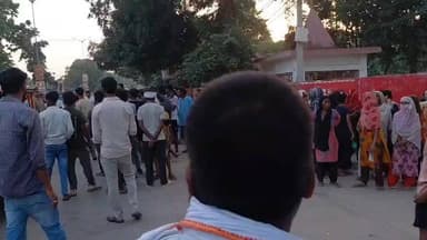 स्मार्ट मीटर लगाने के चलते बिजली कनेक्शन काटे जाने से नाराज काशीराम कॉलोनी के लोगों ने किया कमिश्नर आवास का घेराव
#Gonda #GondaNews #smartmeter #SmartMeterVirodh
#StopSmartMeters
#GondaCommissioner #DurgaShaktiNagpal #KashiramColony #GondaAdmin