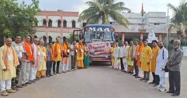 प्रधानमंत्री श्री नरेंद्र मोदी के आह्वान पर आयोजित सोमनाथ स्वाभिमान पर्व के तहत सोमनाथ स्वाभिमान यात्रा के लिए महासमुंद जिले से 20 विशिष्ट जनों का दल रायपुर रेलवे स्टेशन से विशेष ट्रेन से रवाना हुआ।
आज सुबह 7 बजे जिले के कलाकारों, साहित्यकारों तथा राज्य एवं राष्ट्रीय स्तर पर पुरस्कृत विशिष्ट जनों को विधायक श्री योगेश्वर राजू सिन्हा ने रवाना किया। इस अवसर पर सभी यात्रियों को साल भेंट कर सम्मानित किया गया और सफल यात्रा के लिए शुभकामनाएं दी गईं।
यात्रा का शुभारंभ 22 जून को सुबह 11 बजे रायपुर रेलवे स्टेशन से मुख्यमंत्री श्री विष्णु देव साय एवं संस्कृति मंत्री श्री राजेश अग्रवाल द्वारा हरी झंडी दिखाकर किया गया। यात्रा के दौरान सोमनाथ में कलश यात्रा, सांस्कृतिक कार्यक्रम, मंदिर दर्शन एवं विशिष्ट जनों के साथ संवाद कार्यक्रम आयोजित होंगे।
#somnath #somnathswabhimanparv #somnathswabhimaanyatra #chhattisgarh #mahasamund