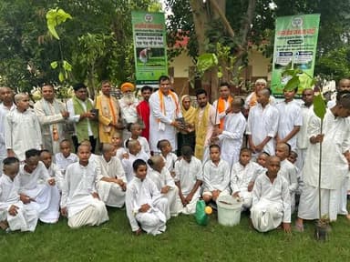 एक पेड़ माँ के नाम, एक पेड़ कार्यकर्ता के नाम...
यज्ञ की आहुति के साथ हरियाली का संकल्प
भारतीय जनता पार्टी के पर्यावरण संरक्षण विभाग द्वारा मंझावली यमुना तट स्थित गुरुकुल में “एक पेड़ माँ के नाम” एवं “एक पेड़ कार्यकर्ता के नाम” अभियान के तहत यज्ञ, वृक्षारोपण और प्रसाद वितरण कार्यक्रम का आयोजन किया गया। कार्यक्रम का उद्देश्य पर्यावरण संरक्षण के प्रति जनजागरूकता बढ़ाने के साथ-साथ पार्टी कार्यकर्ताओं के योगदान का सम्मान करना रहा।
भाजपा फरीदाबाद के जिलाध्यक्ष पंकज पूजन रामपाल के मार्गदर्शन में आयोजित इस कार्यक्रम में प्रधानमंत्री नरेंद्र मोदी की पर्यावरण संरक्षण मुहिम “एक पेड़ माँ के नाम” से प्रेरणा लेते हुए “एक पेड़ कार्यकर्ता के नाम” अभियान को आगे बढ़ाया गया।
इस अवसर पर भाजपा के जिला प्रभारी नरेंद्र वत्स एवं जिला उपाध्यक्ष मनीष छोकर के जन्मदिवस के उपलक्ष्य में वैदिक यज्ञ का आयोजन किया गया तथा विभिन्न प्रजातियों के पौधे रोपित किए गए। कार्यक्रम में गुरुकुल के आचार्यों, मातृशक्ति और शिष्यों की उपस्थिति में पर्यावरण संरक्षण और प्रकृति संवर्धन का संदेश दिया गया।
कार्यक्रम में भाजपा जिला मंत्री गिर्राज त्यागी, पर्यावरण संरक्षण विभाग के जिला संयोजक ललित गौड़ भारद्वाज, आर्थिक प्रकोष्ठ के जिला संयोजक हर्ष कुमार मित्तल, किसान मोर्चा के रेशम सिंह, राजकुमार तालान, शक्ति केंद्र प्रमुख राधेश्याम तथा युवा मोर्चा के गौरव त्यागी सहित अनेक कार्यकर्ताओं ने भाग लिया। सभी अतिथियों ने गुरुकुल के आचार्यों का सम्मान और अभिनंदन भी किया।
वक्ताओं ने कहा कि वृक्षारोपण केवल एक अभियान नहीं, बल्कि आने वाली पीढ़ियों के लिए स्वच्छ और हरित भविष्य सुनिश्चित करने का संकल्प है। उन्होंने लोगों से अपने जीवन के प्रत्येक शुभ अवसर को पौधारोपण से जोड़ने और पर्यावरण संरक्षण के इस महायज्ञ में सहभागी बनने का आह्वान किया।
कार्यक्रम के अंत में प्रसाद वितरण किया गया तथा पर्यावरण संरक्षण को जनआंदोलन बनाने का संकल्प लिया गया।