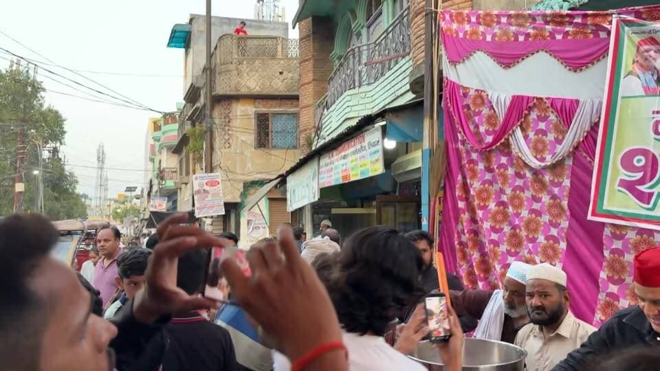 कैंट विधानसभा के काका टोला में डॉ अनीस बेग ने किया शरबत वितरण, बड़ी संख्या में स्थानीय लोगों ने लिया भाग #moharram.
#DrAnisBeg #MohabbatKaSharbat #AkhileshYadav #DimpleYadav #SamajwadiParty