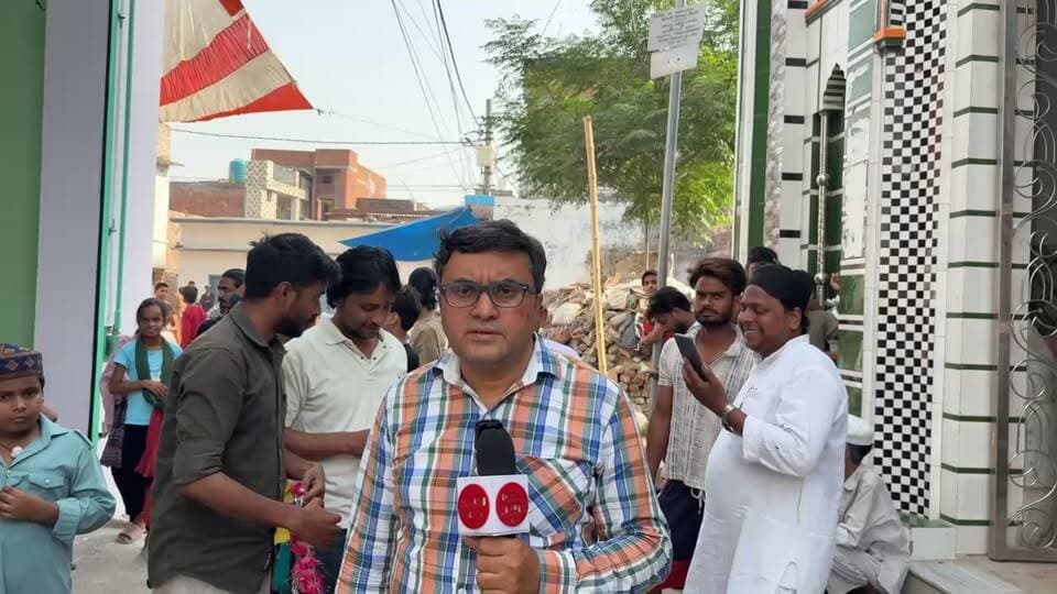 कैंट विधानसभा के गौंटिया ऐजाज़नगर स्थित बड़ा इमामबाड़ा पुरानी मस्जिद के पास डॉ. अनीस बेग द्वारा मोहब्बत के शरबत का वितरण किया गया। इस अवसर पर बड़ी संख्या में स्थानीय लोगों ने भाग लिया और आपसी भाईचारे, प्रेम और सौहार्द का संदेश दिया गया।#moharram
#DrAnisBeg #MohabbatKaSharbat #AkhileshYadav #DimpleYadav #SamajwadiParty