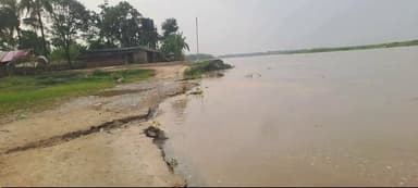 सतमेढ़ी-कोलभिट्टा पर कटाव का खतरा बढ़ा, ग्रामीणों ने लगाई बचाव कार्य की गुहार
बहादुरगंज प्रखंड क्षेत्र की नदियों में जलस्तर बढ़ने से कटाव की आशंका तेज हो गई है। सतमेढ़ी और कोलभिट्टा गांव के लोग नदी कटाव से चिंतित हैं। ग्रामीणों का कहना है कि समय रहते कटाव रोधी कार्य शुरू नहीं हुआ तो गांव और खेती की जमीन को भारी नुकसान हो सकता है। उन्होंने विभाग से शीघ्र बचाव कार्य शुरू करने की मांग की है।