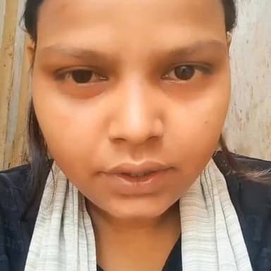 शिकायत लेकर पहुंची महिला ने लगाए गंभीर आरोप, थाने में सुनवाई न होने का दावा
प्रयागराज में महिला ने पुलिस व्यवहार पर उठाए सवाल, वीडियो सोशल मीडिया पर वायरल
सुरक्षा की मांग करने पहुंची पीड़िता बोली— "न्याय नहीं, प्रताड़ना मिली"
✒️रिपोर्ट सुनील यादव
प्रयागराज। उत्तर प्रदेश के प्रयागराज जनपद में एक महिला द्वारा पुलिस पर लगाए गए गंभीर आरोपों का मामला चर्चा का विषय बना हुआ है। सोशल मीडिया पर वायरल हो रहे वीडियो में महिला स्वयं को पीड़िता बताते हुए दावा कर रही है कि जान से मारने की धमकियों की शिकायत लेकर थाने पहुंचने के बावजूद उसे अपेक्षित सहायता नहीं मिली। महिला ने आरोप लगाया कि शिकायत पर कार्रवाई के बजाय उसके साथ अभद्र व्यवहार किया गया। मामले को लेकर सोशल मीडिया पर बहस तेज हो गई है और लोग निष्पक्ष जांच की मांग कर रहे हैं।
प्रयागराज में एक महिला द्वारा लगाए गए आरोपों ने पुलिस व्यवस्था और महिला सुरक्षा को लेकर कई सवाल खड़े कर दिए हैं। वायरल वीडियो में खुद को नगीना जैसल बताने वाली महिला दावा कर रही है कि उसे कुछ लोगों द्वारा लगातार जान से मारने की धमकियां दी जा रही हैं। महिला के अनुसार वह सुरक्षा और न्याय की उम्मीद लेकर थाने पहुंची थी।
महिला का आरोप है कि सौरभ यादव और उसके पिता द्वारा उसे लगातार धमकाया जा रहा है। इस संबंध में शिकायत दर्ज कराने के लिए वह पुलिस के पास पहुंची, लेकिन वहां उसे न्याय मिलने के बजाय परेशानियों का सामना करना पड़ा।
सोशल मीडिया पर वायरल वीडियो में महिला पुलिसकर्मियों और अधिकारियों से बातचीत करते हुए दिखाई दे रही है। महिला का कहना है कि शिकायत देने के बाद उसे थाने और चौकी के बीच कई बार चक्कर लगवाए गए। उसने आरोप लगाया कि घंटों तक उसे धूप में बैठाए रखा गया और उसकी शिकायत पर गंभीरता से ध्यान नहीं दिया गया।
महिला ने यह भी आरोप लगाया कि एक पुलिस अधिकारी ने उसके साथ अभद्र व्यवहार किया तथा उसका मोबाइल फोन छीनने का प्रयास किया। हालांकि इन आरोपों की स्वतंत्र पुष्टि अभी तक नहीं हो सकी है।
मामला सामने आने के बाद सोशल मीडिया पर लोगों की प्रतिक्रियाएं भी सामने आ रही हैं। कई लोगों ने निष्पक्ष जांच की मांग की है, जबकि कुछ लोगों का कहना है कि पूरे मामले की वस्तुनिष्ठ जांच के बाद ही किसी निष्कर्ष पर पहुंचना उचित होगा।
महिला सुरक्षा और मिशन शक्ति जैसे अभियानों के बीच सामने आए इस प्रकरण ने प्रशासनिक संवेदनशीलता और शिकायत निस्तारण व्यवस्था पर भी चर्चा छेड़ दी है। यदि आरोप सही पाए जाते हैं तो यह मामला महिला सुरक्षा संबंधी व्यवस्थाओं के लिए गंभीर चिंता का विषय बन सकता है।
फिलहाल यह मामला आरोप और प्रत्यारोप के बीच जांच का विषय बना हुआ है। प्रशासनिक और पुलिस स्तर पर निष्पक्ष जांच के बाद ही पूरे घटनाक्रम की वास्तविक तस्वीर स्पष्ट हो सकेगी। महिला सुरक्षा और शिकायतों के त्वरित निस्तारण को लेकर यह घटना व्यवस्था के लिए एक महत्वपूर्ण परीक्षण के रूप में देखी जा रही है।
🟥 ND NEWS की विशेष अपील
ND NEWS | दैनिक निष्पक्ष धारा सभी प्रशासनिक अधिकारियों, पुलिस विभाग एवं नागरिकों से अपील करता है कि महिला सुरक्षा से जुड़े मामलों को सर्वोच्च प्राथमिकता दी जाए।
किसी भी पीड़ित व्यक्ति की शिकायत को संवेदनशीलता के साथ सुनना और निष्पक्ष कार्रवाई करना लोकतांत्रिक व्यवस्था की मूल जिम्मेदारी है। यदि किसी महिला को खतरे की आशंका हो तो उसकी सुरक्षा सुनिश्चित करना संबंधित विभागों का प्राथमिक कर्तव्य होना चाहिए।
"न्याय तभी सार्थक है जब पीड़ित को सुरक्षा, सम्मान और विश्वास तीनों प्राप्त हों।"
👇👇
@dgpup
@UPGovt
@RSSorg
@Uppolice
@wpl1090
@RSSgeet
@MIB_India
@PMOIndia
@HMOIndia
@VHPDigital
@CMOUP_RC
@myogioffice
@InfoDeptUP
@CMOfficeUP
@UPPRD1948
@ChiefSecyUP
@MahantYogiG
@ChiefSecyUP
@BajrangDalOrg
@myogiadityanath
@112UttarPradesh
@UPPViralCheck
@UpPolicemitra
@prayagraj_pol
@ADGZonPrayagraj
@DM_PRAYAGRAJ
@CommissionerPrg
@NigamPrayagraj
@Prayagraj_TP
👇👇👇
@PROdefprayagraj
#NDNews #दैनिकनिष्पक्षधारा #Prayagraj #WomenSafety #MissionShakti #NariShakti #UPPolice #PrayagrajPolice #JusticeForWomen #WomenRights #LawAndOrder #NDNewsChannel #PublicInterest #SocialJustice
👇👇
🟥 NDNEWS | दैनिक निष्पक्ष धारा
मुख्य संपादक / संस्थापक: राजन सिंह हाड़ा
सह-संपादक: शालिनी सिंह भदौरिया
📍 कार्यालय-3: U158, हीरा स्वीट्स के पास, विकास मार्ग, लक्ष्मी नगर, पूर्वी दिल्ली, पिन कोड – (110092) (NCR)
📍 कार्यालय-2: विधानसभा रोड, बर्लिंगटन चौराहा, लखनऊ (226001) (UP)
📍 कार्यालय-1: 1/1 अटल बिहारी चौराहा, नियर बर्मा चौराहा, फतेहपुर (212601) (UP)
📞 मोबाइल: 9696119696