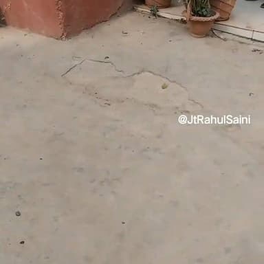शिकायत लेकर पहुंची महिला ने लगाए गंभीर आरोप, थाने में सुनवाई न होने का दावा
प्रयागराज में महिला ने पुलिस व्यवहार पर उठाए सवाल, वीडियो सोशल मीडिया पर वायरल
सुरक्षा की मांग करने पहुंची पीड़िता बोली— "न्याय नहीं, प्रताड़ना मिली"
✒️रिपोर्ट सुनील यादव
प्रयागराज। उत्तर प्रदेश के प्रयागराज जनपद में एक महिला द्वारा पुलिस पर लगाए गए गंभीर आरोपों का मामला चर्चा का विषय बना हुआ है। सोशल मीडिया पर वायरल हो रहे वीडियो में महिला स्वयं को पीड़िता बताते हुए दावा कर रही है कि जान से मारने की धमकियों की शिकायत लेकर थाने पहुंचने के बावजूद उसे अपेक्षित सहायता नहीं मिली। महिला ने आरोप लगाया कि शिकायत पर कार्रवाई के बजाय उसके साथ अभद्र व्यवहार किया गया। मामले को लेकर सोशल मीडिया पर बहस तेज हो गई है और लोग निष्पक्ष जांच की मांग कर रहे हैं।
प्रयागराज में एक महिला द्वारा लगाए गए आरोपों ने पुलिस व्यवस्था और महिला सुरक्षा को लेकर कई सवाल खड़े कर दिए हैं। वायरल वीडियो में खुद को नगीना जैसल बताने वाली महिला दावा कर रही है कि उसे कुछ लोगों द्वारा लगातार जान से मारने की धमकियां दी जा रही हैं। महिला के अनुसार वह सुरक्षा और न्याय की उम्मीद लेकर थाने पहुंची थी।
महिला का आरोप है कि सौरभ यादव और उसके पिता द्वारा उसे लगातार धमकाया जा रहा है। इस संबंध में शिकायत दर्ज कराने के लिए वह पुलिस के पास पहुंची, लेकिन वहां उसे न्याय मिलने के बजाय परेशानियों का सामना करना पड़ा।
सोशल मीडिया पर वायरल वीडियो में महिला पुलिसकर्मियों और अधिकारियों से बातचीत करते हुए दिखाई दे रही है। महिला का कहना है कि शिकायत देने के बाद उसे थाने और चौकी के बीच कई बार चक्कर लगवाए गए। उसने आरोप लगाया कि घंटों तक उसे धूप में बैठाए रखा गया और उसकी शिकायत पर गंभीरता से ध्यान नहीं दिया गया।
महिला ने यह भी आरोप लगाया कि एक पुलिस अधिकारी ने उसके साथ अभद्र व्यवहार किया तथा उसका मोबाइल फोन छीनने का प्रयास किया। हालांकि इन आरोपों की स्वतंत्र पुष्टि अभी तक नहीं हो सकी है।
मामला सामने आने के बाद सोशल मीडिया पर लोगों की प्रतिक्रियाएं भी सामने आ रही हैं। कई लोगों ने निष्पक्ष जांच की मांग की है, जबकि कुछ लोगों का कहना है कि पूरे मामले की वस्तुनिष्ठ जांच के बाद ही किसी निष्कर्ष पर पहुंचना उचित होगा।
महिला सुरक्षा और मिशन शक्ति जैसे अभियानों के बीच सामने आए इस प्रकरण ने प्रशासनिक संवेदनशीलता और शिकायत निस्तारण व्यवस्था पर भी चर्चा छेड़ दी है। यदि आरोप सही पाए जाते हैं तो यह मामला महिला सुरक्षा संबंधी व्यवस्थाओं के लिए गंभीर चिंता का विषय बन सकता है।
फिलहाल यह मामला आरोप और प्रत्यारोप के बीच जांच का विषय बना हुआ है। प्रशासनिक और पुलिस स्तर पर निष्पक्ष जांच के बाद ही पूरे घटनाक्रम की वास्तविक तस्वीर स्पष्ट हो सकेगी। महिला सुरक्षा और शिकायतों के त्वरित निस्तारण को लेकर यह घटना व्यवस्था के लिए एक महत्वपूर्ण परीक्षण के रूप में देखी जा रही है।
🟥 ND NEWS की विशेष अपील
ND NEWS | दैनिक निष्पक्ष धारा सभी प्रशासनिक अधिकारियों, पुलिस विभाग एवं नागरिकों से अपील करता है कि महिला सुरक्षा से जुड़े मामलों को सर्वोच्च प्राथमिकता दी जाए।
किसी भी पीड़ित व्यक्ति की शिकायत को संवेदनशीलता के साथ सुनना और निष्पक्ष कार्रवाई करना लोकतांत्रिक व्यवस्था की मूल जिम्मेदारी है। यदि किसी महिला को खतरे की आशंका हो तो उसकी सुरक्षा सुनिश्चित करना संबंधित विभागों का प्राथमिक कर्तव्य होना चाहिए।
"न्याय तभी सार्थक है जब पीड़ित को सुरक्षा, सम्मान और विश्वास तीनों प्राप्त हों।"
👇👇
@dgpup
@UPGovt
@RSSorg
@Uppolice
@wpl1090
@RSSgeet
@MIB_India
@PMOIndia
@HMOIndia
@VHPDigital
@CMOUP_RC
@myogioffice
@InfoDeptUP
@CMOfficeUP
@UPPRD1948
@ChiefSecyUP
@MahantYogiG
@ChiefSecyUP
@BajrangDalOrg
@myogiadityanath
@112UttarPradesh
@UPPViralCheck
@UpPolicemitra
@prayagraj_pol
@ADGZonPrayagraj
@DM_PRAYAGRAJ
@CommissionerPrg
@NigamPrayagraj
@Prayagraj_TP
👇👇👇
@PROdefprayagraj
#NDNews #दैनिकनिष्पक्षधारा #Prayagraj #WomenSafety #MissionShakti #NariShakti #UPPolice #PrayagrajPolice #JusticeForWomen #WomenRights #LawAndOrder #NDNewsChannel #PublicInterest #SocialJustice
👇👇
🟥 NDNEWS | दैनिक निष्पक्ष धारा
मुख्य संपादक / संस्थापक: राजन सिंह हाड़ा
सह-संपादक: शालिनी सिंह भदौरिया
📍 कार्यालय-3: U158, हीरा स्वीट्स के पास, विकास मार्ग, लक्ष्मी नगर, पूर्वी दिल्ली, पिन कोड – (110092) (NCR)
📍 कार्यालय-2: विधानसभा रोड, बर्लिंगटन चौराहा, लखनऊ (226001) (UP)
📍 कार्यालय-1: 1/1 अटल बिहारी चौराहा, नियर बर्मा चौराहा, फतेहपुर (212601) (UP)
📞 मोबाइल: 9696119696