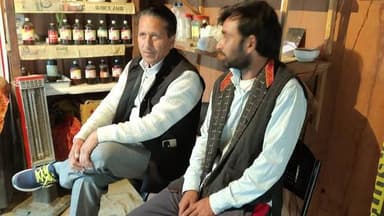 ग्राम पंचायत जगत के युवाओं ने सुनील कुमार अत्री की अगुवाई में जिला परिषद को सड़क स्वास्थ्य शिक्षा को लेकर सौंपा ज्ञापन,
कहा सड़क निर्माण में ना हो कोई भी कोताही, जल्द हो आयुर्वेदिक बिल्डिंग का निर्माण, स्कूलों में भरे जाएं स्टाफ वह दूसरे रिक्त पद।
इस मौके पर उप प्रधान चूहरू राम व वार्ड मेंबर भी विशेष रूप से मौजूद रहे