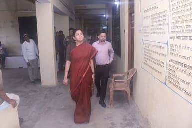 कलेक्टर पद्मिनी भोई साहू ने बरमकेला तहसील कार्यालय का निरीक्षण कर रिकॉर्ड रूम, विभिन्न शाखाओं एवं कार्यालयीन व्यवस्थाओं का जायजा लिया। उन्होंने अभिलेखों के सुव्यवस्थित संधारण, साफ-सफाई एवं नागरिकों को दी जा रही सेवाओं की समीक्षा कर आवश्यक निर्देश दिए। निरीक्षण के दौरान कलेक्टर बीज उत्सव में भी शामिल हुईं और सीड बॉल रोपित कर पर्यावरण संरक्षण एवं हरियाली बढ़ाने का संदेश दिया।
@padminibhoisahu
@chhattisgarhcmo
@dpr.chhattisgarh
#sarangarhdistrict
#बीज_उत्सव_2026