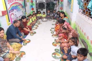 बरमकेला ब्लॉक के ग्राम पंचायत खिचरी स्थित शासकीय प्राथमिक शाला में आयोजित शाला प्रवेश उत्सव एवं बीज उत्सव में कलेक्टर पद्मिनी भोई साहू एवं जिला पंचायत सीईओ इंद्रजीत बर्मन शामिल हुए। उन्होंने विद्यार्थियों को गणवेश एवं पाठ्यपुस्तकों का वितरण किया तथा बच्चों के साथ मध्यान्ह भोजन ग्रहण किया। सीड बॉल्स से की गई आकर्षक सजावट कार्यक्रम का मुख्य आकर्षण रही।
@padminibhoisahu
@chhattisgarhcmo
@dpr.chhattisgarh
#sarangarhdistrict
#chhattisgarh
#SchoolAdmissionFestival
#BeejUtsav