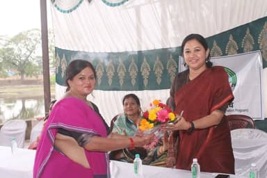 बरमकेला ब्लॉक के ग्राम खिचरी में आयोजित बीज उत्सव में कलेक्टर पद्मिनी भोई साहू एवं जिला पंचायत सीईओ इंद्रजीत बर्मन शामिल हुए। महिला स्व-सहायता समूहों द्वारा चलाए जा रहे सीड बॉल निर्माण अभियान के तहत अब तक 45 हजार से अधिक सीड बॉल तैयार किए जा चुके हैं। इस दौरान उन्होंने स्वयं सीड बॉल बनाकर पर्यावरण संरक्षण के लिए नागरिकों को प्रेरित किया।
@padminibhoisahu
@chhattisgarhcmo
@dpr.chhattisgarh
#sarangarhdistrict
#chhattisgarh
#बीज_उत्सव_2026