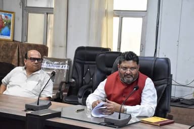जिला पंचायत सभागार में आयोजित बैठक में मध्यप्रदेश अनुसूचित जाति आयोग के अध्यक्ष श्री कैलाश जाटव ने ग्रामीण विकास विभाग तथा नगर निगम रीवा निकाय अंतर्गत अनुसूचित जाति वर्ग के हितों से संबंधित कल्याणकारी योजनाओं, सुविधाओं एवं विकास कार्यों की समीक्षा करते हुए आवश्यक दिशा निर्देश दिए।
CM Madhya Pradesh Dr Mohan Yadav
#JansamparkMP #रीवा #Rewa