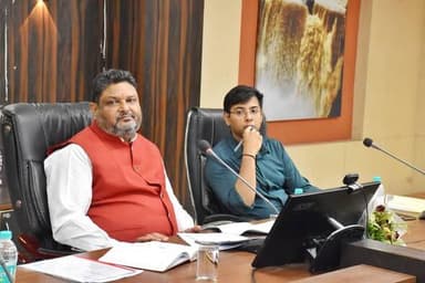 कलेक्ट्रेट सभागार में आयोजित बैठक में मध्यप्रदेश अनुसूचित जाति आयोग के अध्यक्ष कैबिनेट मंत्री दर्जा प्राप्त श्री कैलाश जाटव ने अनुसूचित जाति के कल्याण के कार्यों की समीक्षा करते हुए कहा कि शासन की विकास योजनाओं का पूरा लाभ अनुसूचित जाति वर्ग के हितग्राहियों को दें। इनके कल्याण के लिए लागू की गई योजना तथा कार्यक्रमों के क्रियान्वयन पर विशेष ध्यान दें। बैठक में आयुक्त नगर निगम अक्षत जैन, जिला पंचायत के मुख्य कार्यपालन अधिकारी मेहताब सिंह गुर्जर, अपर कलेक्टर श्रीमती सपना त्रिपाठी तथा संबंधित अधिकारी उपस्थित रहे।
CM Madhya Pradesh Dr Mohan Yadav
#JansamparkMP #रीवा #Rewa