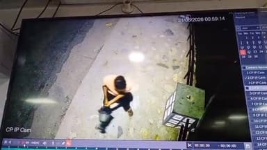 अगस्त्यमुनि मरीन ड्राइव पर अराजकता, छह स्ट्रीट लाइटें तोड़कर नदी में फेंकी
अगस्त्यमुनि के पुराना देवल क्षेत्र स्थित मरीन ड्राइव पर अराजक तत्वों ने नगर पंचायत की छह स्ट्रीट लाइटें तोड़कर मंदाकिनी नदी में फेंक दीं। पूरी घटना वहां लगे सीसीटीवी कैमरों में कैद हो गई है।
नगर पंचायत ने मामले की शिकायत पुलिस से करते हुए दोषियों के खिलाफ कड़ी कार्रवाई की मांग की है। अधिकारियों का कहना है कि सार्वजनिक संपत्ति को नुकसान पहुंचाना पूरे समाज का नुकसान है।
पुलिस सीसीटीवी फुटेज के आधार पर आरोपियों की पहचान में जुटी है।
#Agastyamuni #Rudraprayag #MarineDrive #CCTV #Uttarakhand #BreakingNews #Wegarhwali