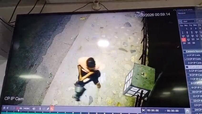 अगस्त्यमुनि मरीन ड्राइव पर अराजकता, छह स्ट्रीट लाइटें तोड़कर नदी में फेंकी
अगस्त्यमुनि के पुराना देवल क्षेत्र स्थित मरीन ड्राइव पर अराजक तत्वों ने नगर पंचायत की छह स्ट्रीट लाइटें तोड़कर मंदाकिनी नदी में फेंक दीं। पूरी घटना वहां लगे सीसीटीवी कैमरों में कैद हो गई है।
नगर पंचायत ने मामले की शिकायत पुलिस से करते हुए दोषियों के खिलाफ कड़ी कार्रवाई की मांग की है। अधिकारियों का कहना है कि सार्वजनिक संपत्ति को नुकसान पहुंचाना पूरे समाज का नुकसान है।
पुलिस सीसीटीवी फुटेज के आधार पर आरोपियों की पहचान में जुटी है।
#Agastyamuni #Rudraprayag #MarineDrive #CCTV #Uttarakhand #BreakingNews #Wegarhwali